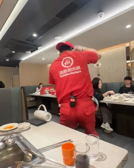 유니폼을 입은 하이디라오 직원