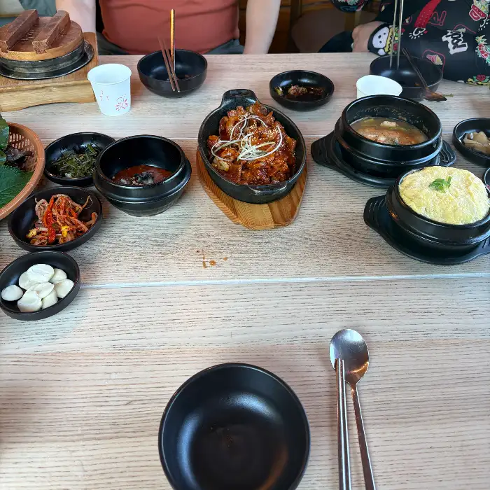 푸짐하게 차려진 제육쌈밥 한상