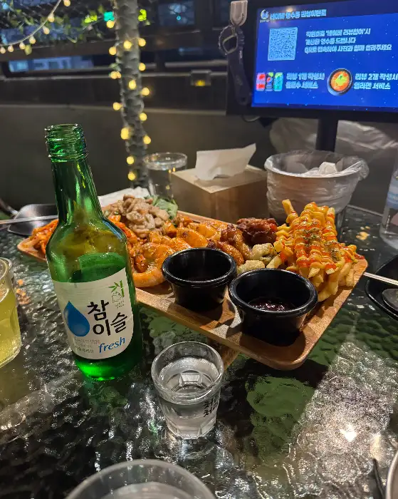달빛루프탑의 푸짐한 안주와 술