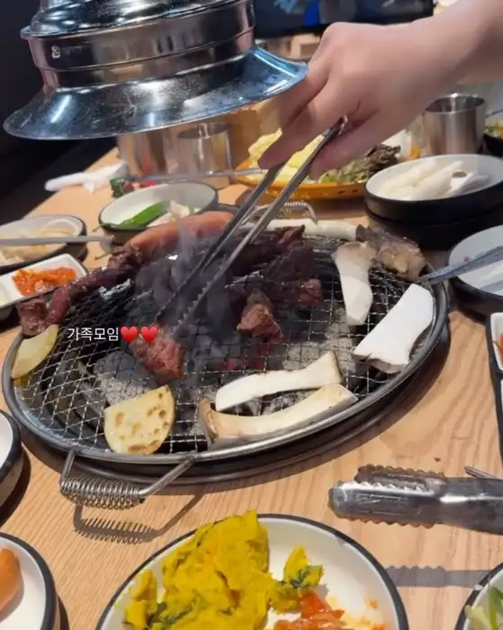 숯불 위에서 구워지고 있는 소고기와 버섯, 깻잎 등의 모습