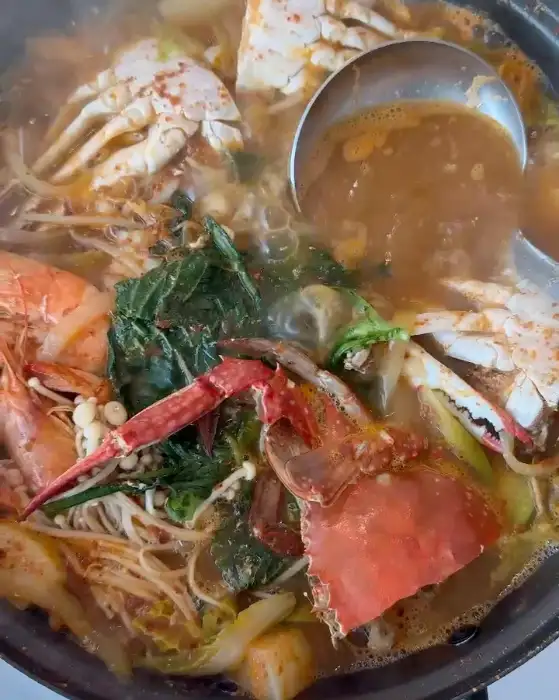 다양한 반찬들과 함께 나오는 실치전