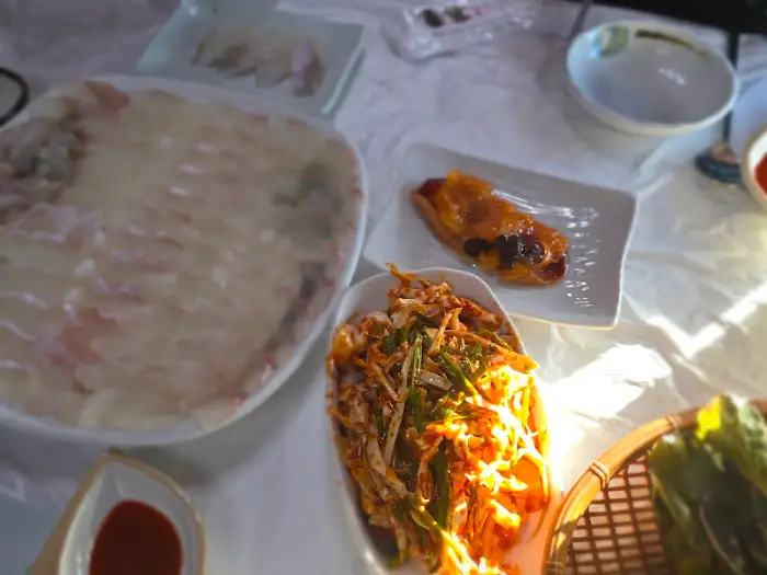 상다리가 부러질 듯 푸짐하게 차려진 해산물 한 상