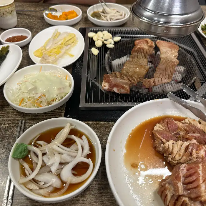 다양한 밑반찬과 함께 나온 돼지갈비