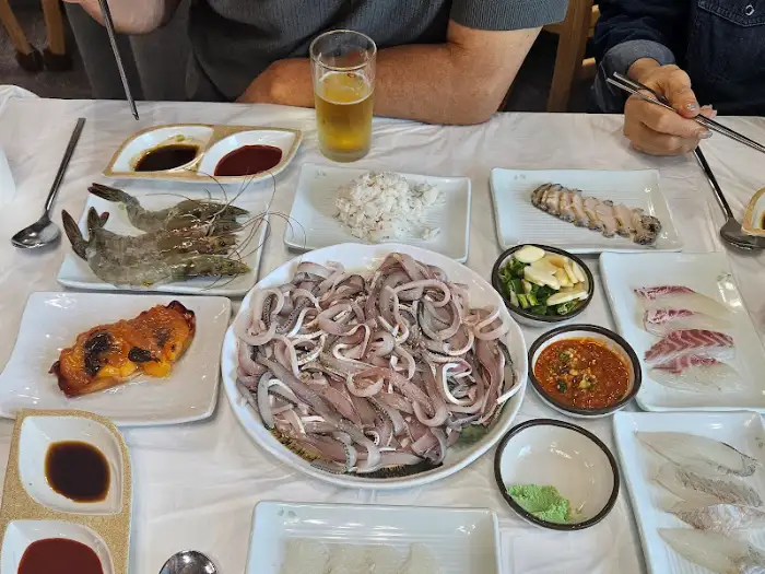 다양한 해산물과 곁들임 음식이 차려진 테이블