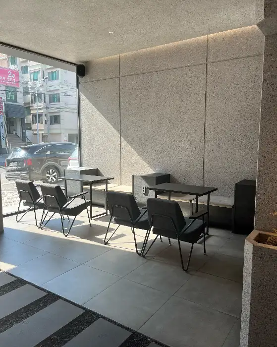 카페 내부 다른 각도의 좌석