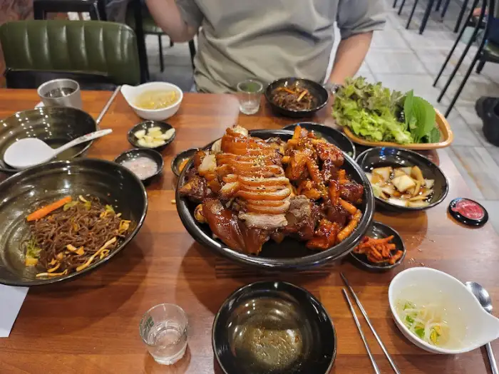 매장 내부 모습과 족발이 놓인 테이블