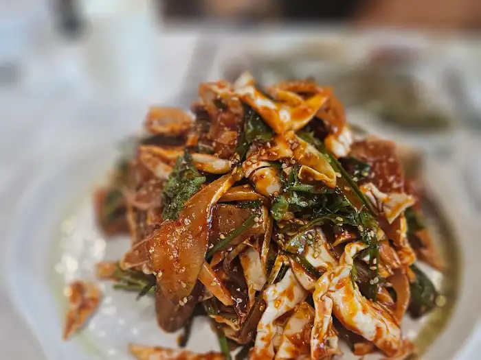 매콤한 양념에 버무려진 해산물 무침