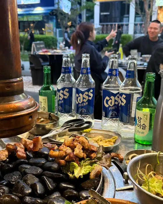 밑반찬과 함께 나온 술병들