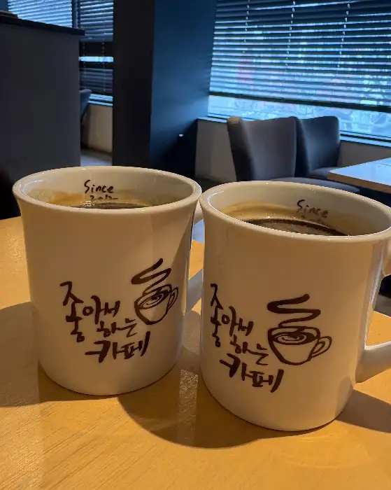 두 개의 흰색 머그컵에 담긴 커피