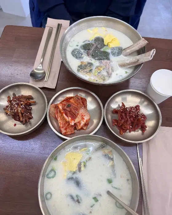 테이블에 차려진 다양한 음식들