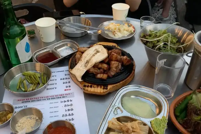 테이블 위에 차려진 다양한 음식과 술