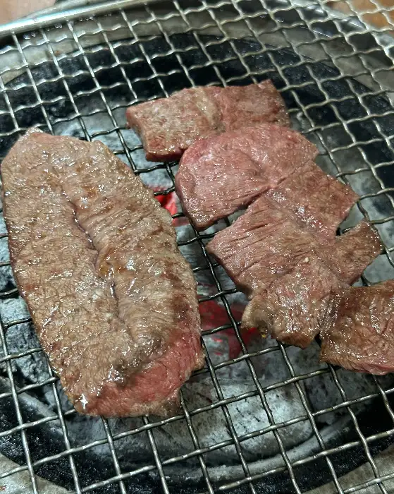 숯불 위에서 구워지고 있는 소고기