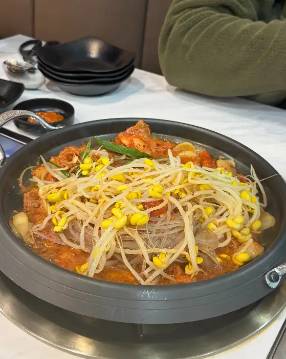 맛있게 구워지고 있는 고기와 곁들임 재료