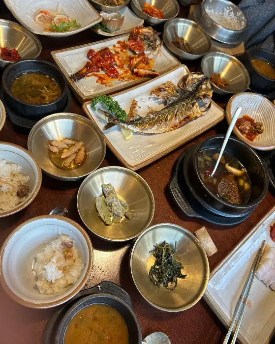 다양한 반찬이 담긴 접시