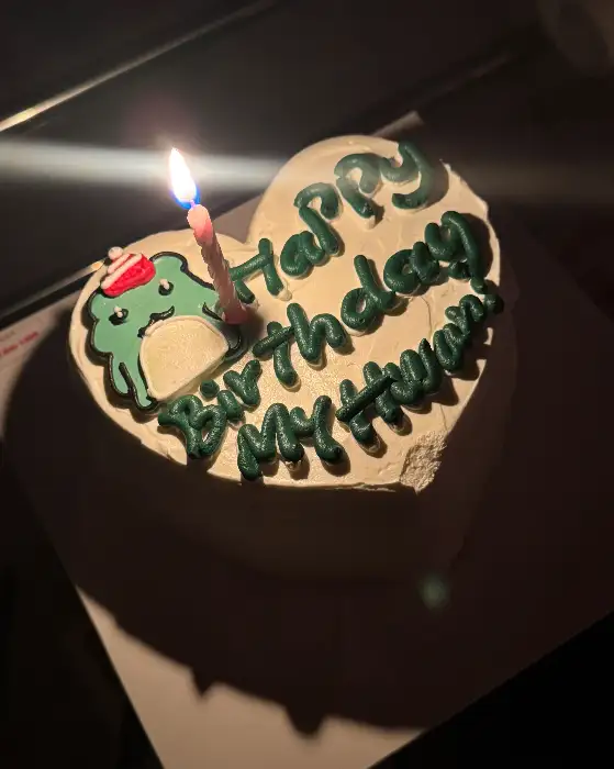 하트 모양 케이크에 'Happy Birthday My Love' 레터링