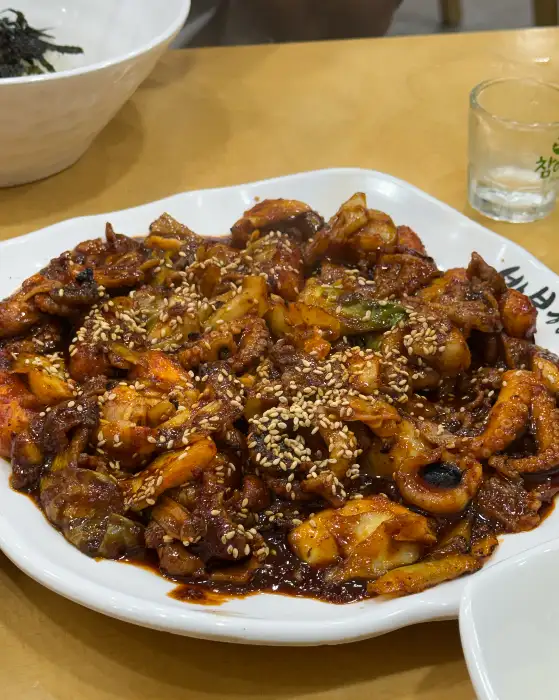 접시에 가득 담긴 쭈꾸미와 밥, 콩나물
