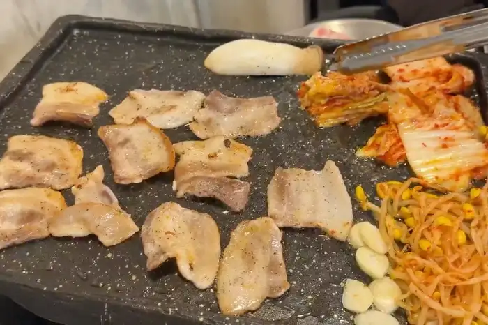 다양한 반찬과 함께 구워지는 냉삼