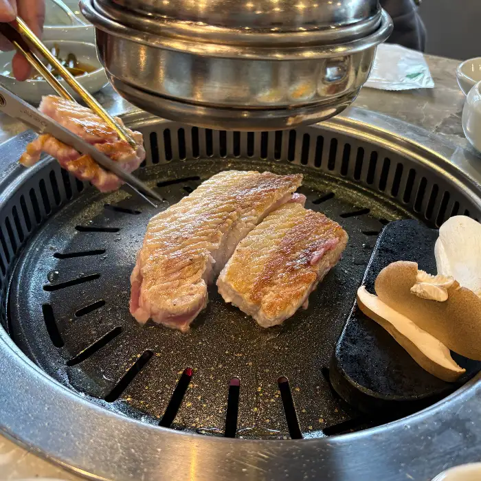 갈색으로 맛있게 구워진 고기 조각과 갓 구운 표고버섯