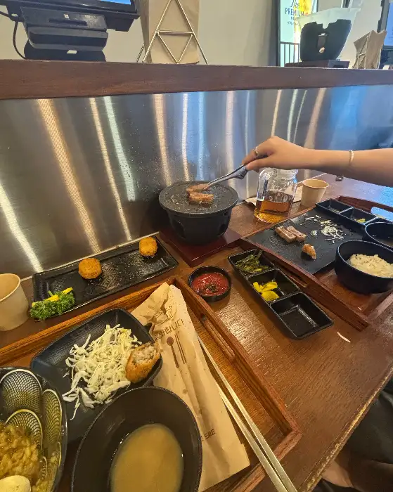 화로에 올려 규카츠를 굽는 모습