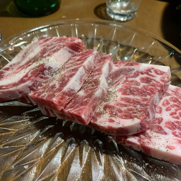접시에 담긴 소고기