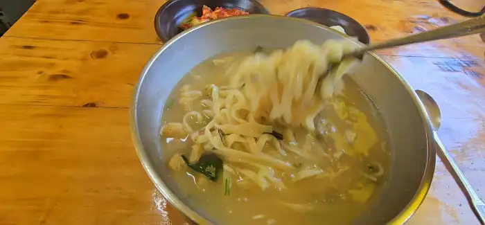 칼국수와 젓가락