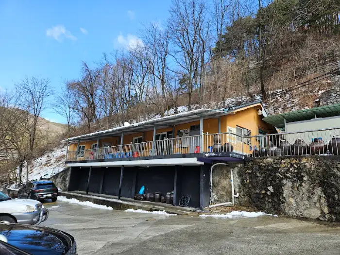 언덕 위에 자리한 식당 전경. 강이 흐르는 풍경이 시원해 보인다.