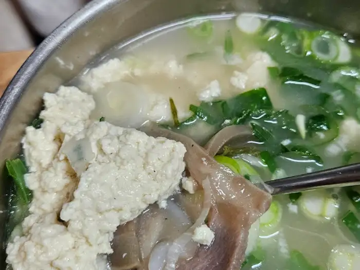 광덕식당의 특별 메뉴 '소순이'의 모습. 뽀얀 국물과 순대, 소머리 고기가 어우러져 있다.