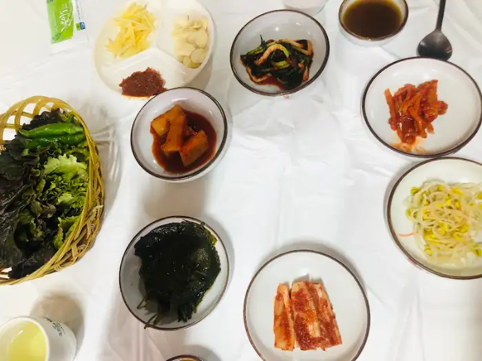 다양하게 차려진 밑반찬
