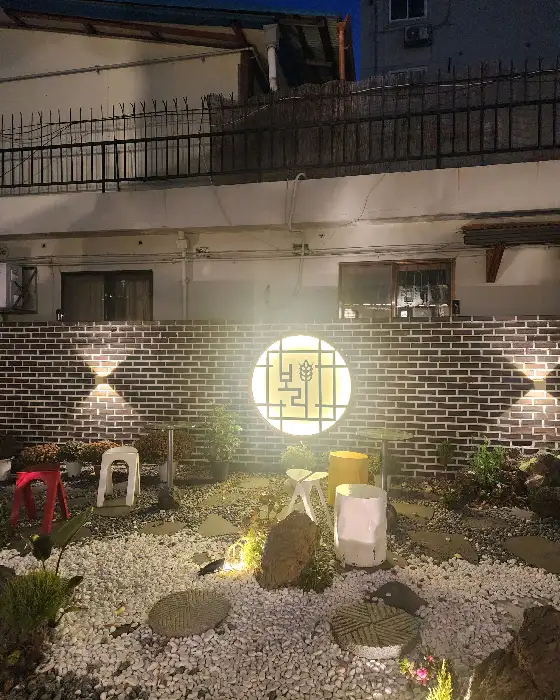 조선보리밥 외관 야경