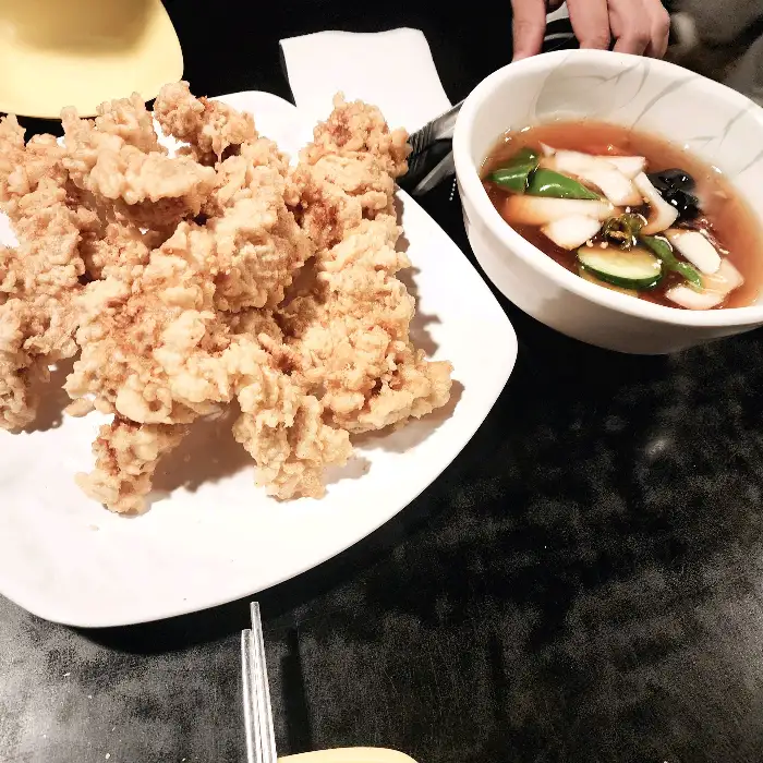 다양한 음식이 차려진 테이블