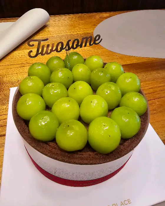 신선한 과일이 올라간 케이크