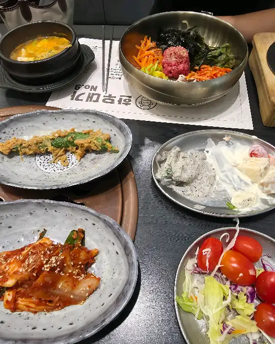 여러 가지 반찬 접시와 비빔밥, 국이 함께 나온 상차림