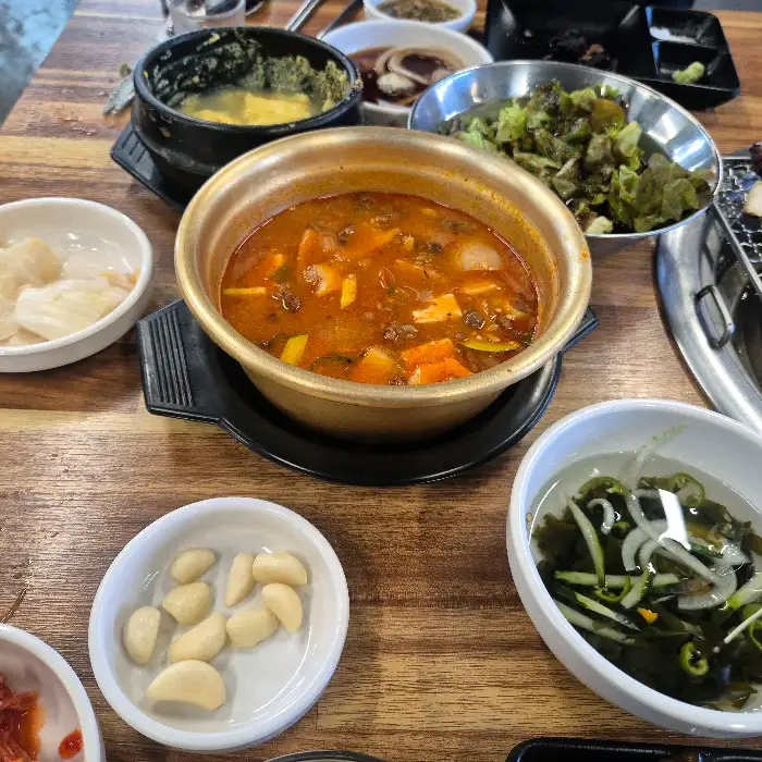 다양한 밑반찬과 함께 나온 고기