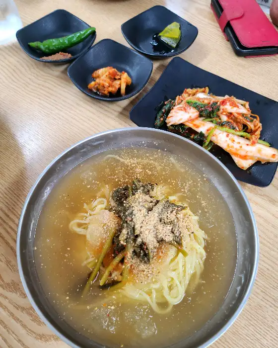 시원한 국물이 인상적인 열무국수.