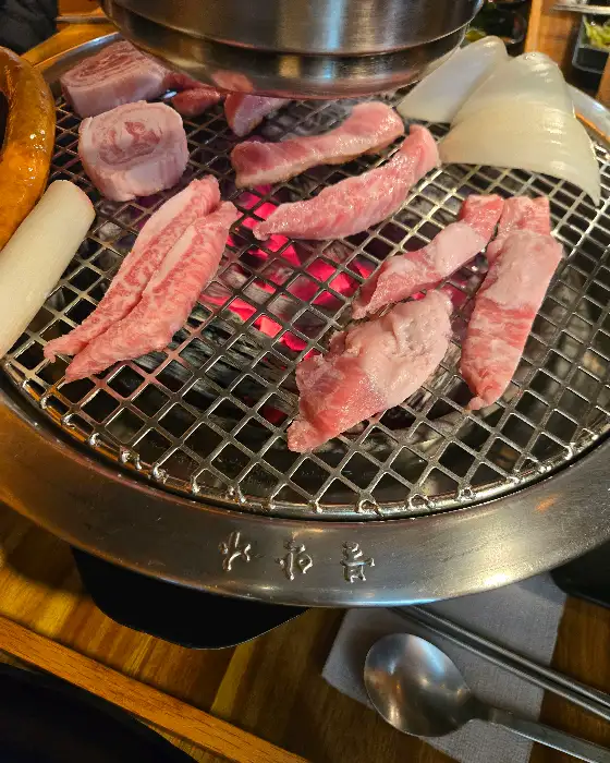 청산회관의 고기 굽는 모습