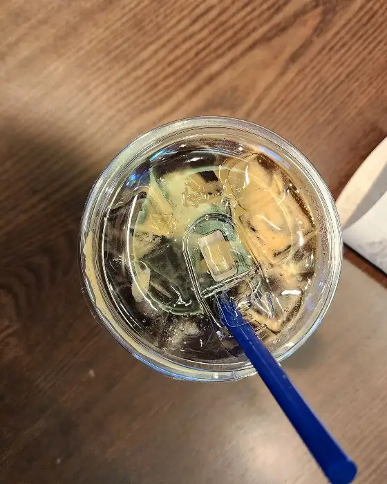 커피를 담은 컵 위에서 본 모습