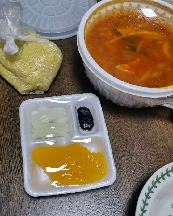 탕수육과 곁들여 먹는 양파와 단무지