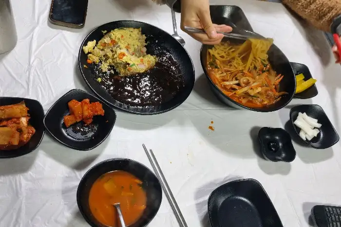 다양한 중식 메뉴가 차려진 모습