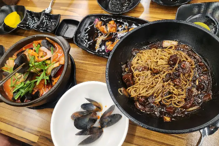 짜장면과 뚝배기 짬뽕, 탕수육이 함께 나온 모습