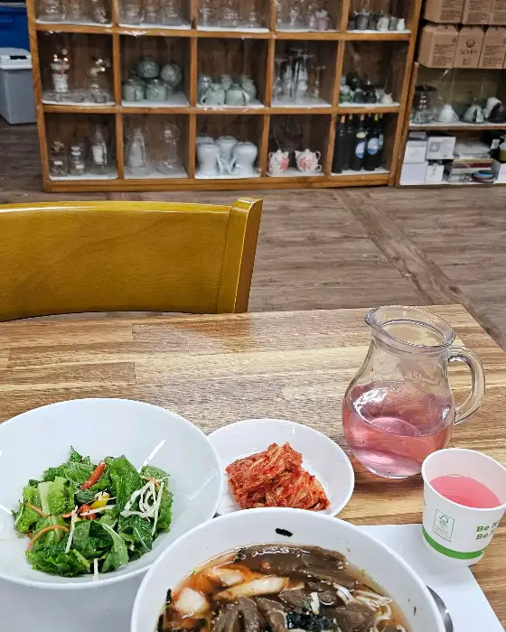 묵밥과 곁들임 음식