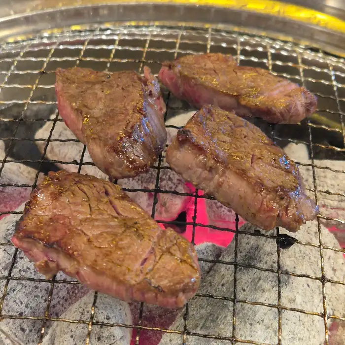 숯불 위에서 맛있게 구워지고 있는 등심