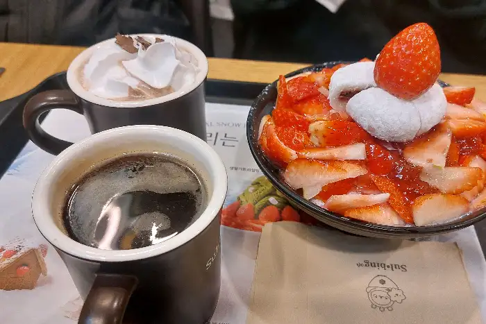 딸기 빙수와 커피