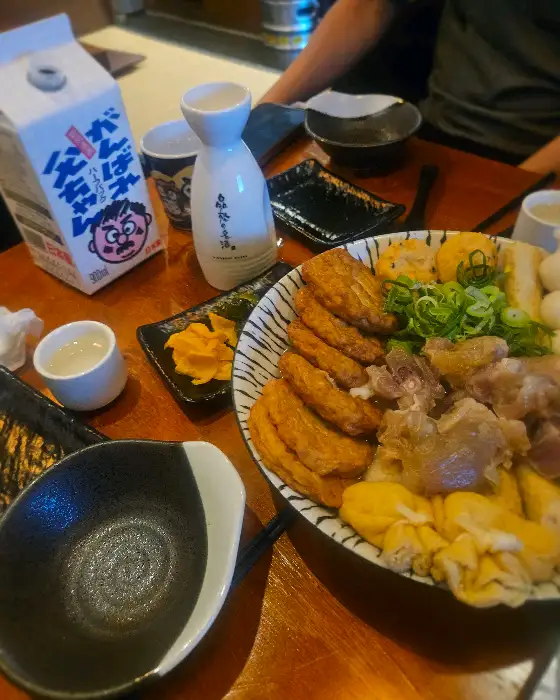 술병과 잔, 그리고 오뎅이 담긴 쟁반