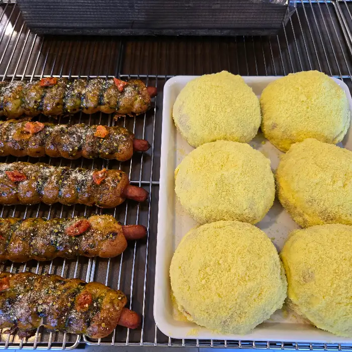 소금빵 위에 토핑이 올라간 빵