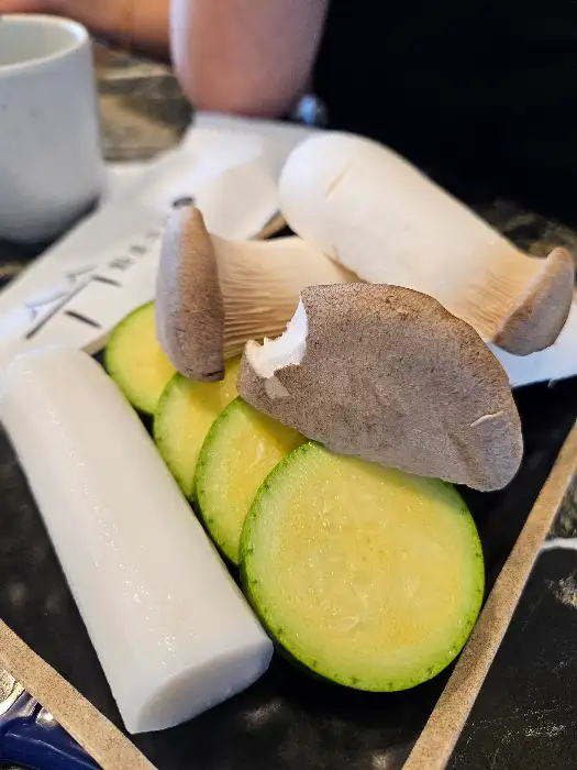 가지런히 놓인 버섯, 떡, 애호박