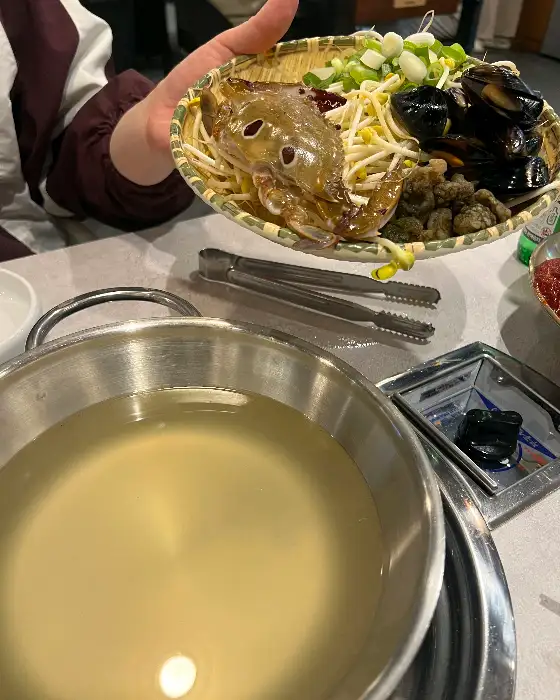 해물칼국수를 덜어내는 모습
