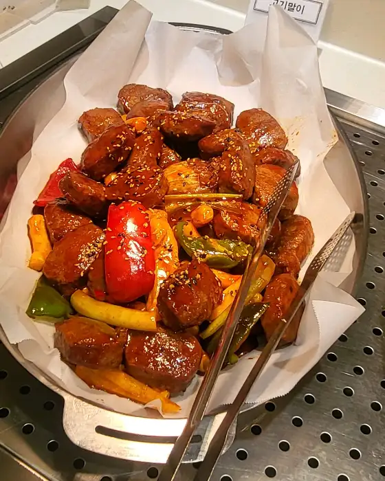 먹음직스러운 양념 고기 요리