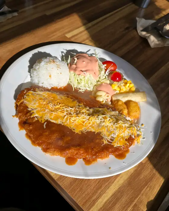 치즈가 듬뿍 올라간 돈까스