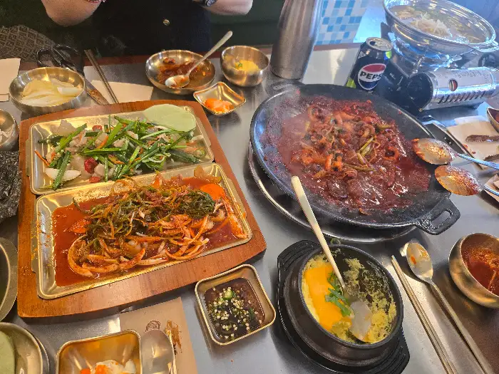 테이블에 차려진 다양한 쭈꾸미 요리와 곁들임 반찬들