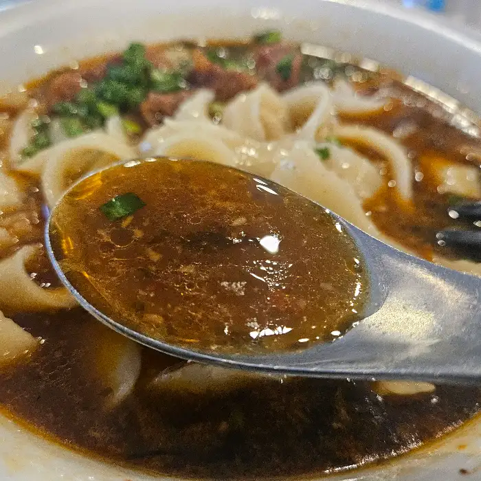 우육도삭면 국물 클로즈업